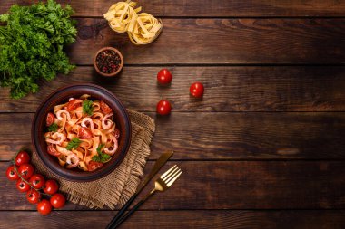 Fetuçin makarna, karides, kiraz domatesleri, sos, baharatlar ve bitkiler. Akdeniz mutfağı