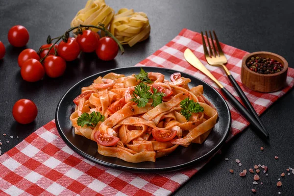 Fettuccine Tészta Garnélával Cseresznye Paradicsommal Szósszal Fűszerekkel Fűszernövényekkel Mediterrán Konyha — Stock Fotó