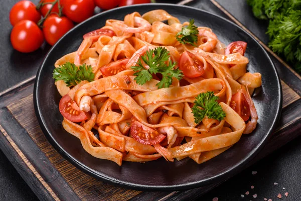 Fettuccine Con Gamberetti Pomodorini Sugo Spezie Erbe Aromatiche Cucina Mediterranea — Foto Stock