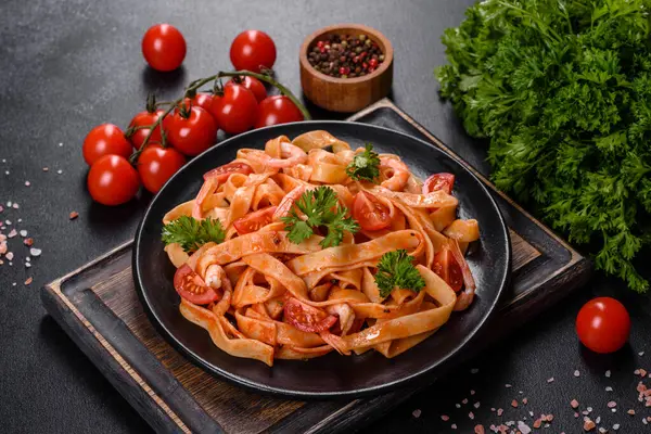 Fettuccine Con Gamberetti Pomodorini Sugo Spezie Erbe Aromatiche Cucina Mediterranea — Foto Stock