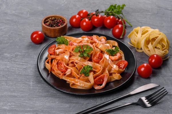 Massa Fettuccine Com Camarão Tomate Cereja Molho Especiarias Ervas Cozinha — Fotografia de Stock