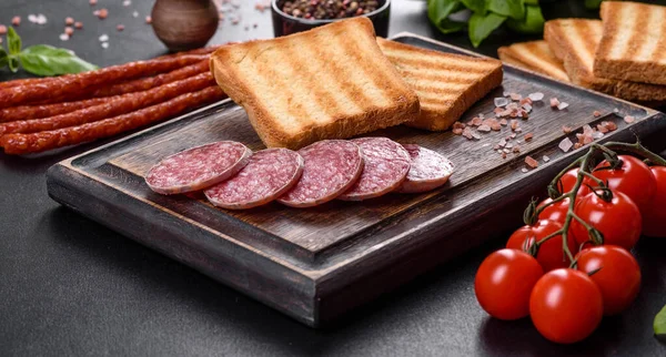 Salami Espagnol Saucisse Séchée Sur Fond Béton Foncé Préparation Délicieux — Photo