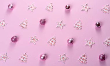 Noel kompozisyonu. Noel ağacını süslemek için kullanılan kırmızı ve beyaz dekor elementleri. Kış, Yeni Yıl konsepti