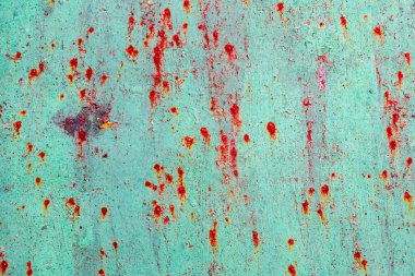 Çatlakları ve çizikleri olan metal bir duvarın dokusu arka plan olarak kullanılabilir.