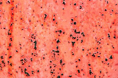 Çatlakları ve çizikleri olan metal bir duvarın dokusu arka plan olarak kullanılabilir.