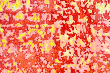 Çatlakları ve çizikleri olan metal bir duvarın dokusu arka plan olarak kullanılabilir.