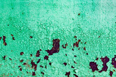 Çatlakları ve çizikleri olan metal bir duvarın dokusu arka plan olarak kullanılabilir.