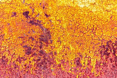 Çatlakları ve çizikleri olan metal bir duvarın dokusu arka plan olarak kullanılabilir.