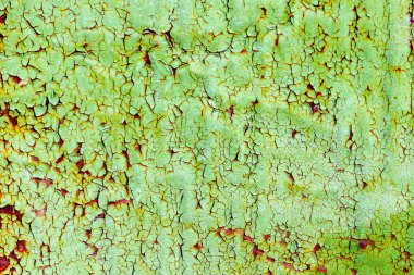 Çatlakları ve çizikleri olan metal bir duvarın dokusu arka plan olarak kullanılabilir.