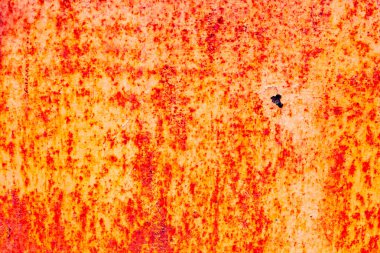 Çatlakları ve çizikleri olan metal bir duvarın dokusu arka plan olarak kullanılabilir.