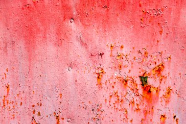 Çatlakları ve çizikleri olan metal bir duvarın dokusu arka plan olarak kullanılabilir.