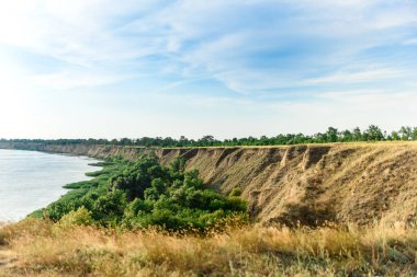 Sıcak bir yaz gününde deniz kıyısının resimli yamacı. Güzel manzara