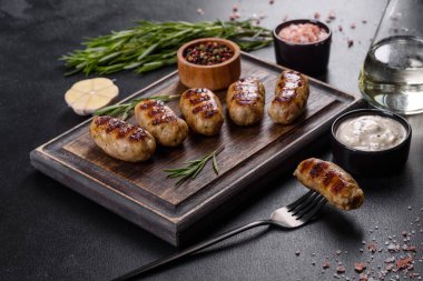 Izgara sosis ve arka planda bitki ve sebze. Izgara yemek, barbekü