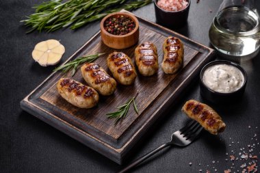 Izgara sosis ve arka planda bitki ve sebze. Izgara yemek, barbekü