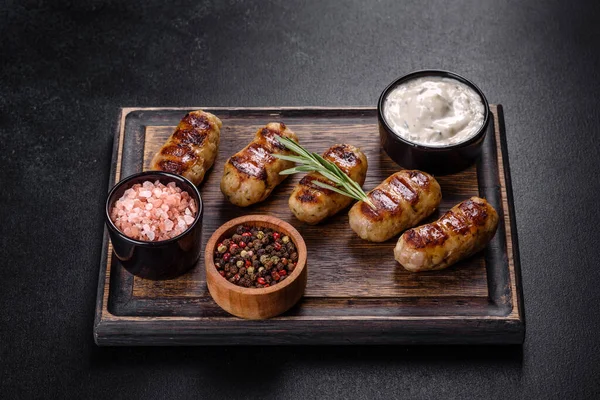 Salchicha Parrilla Con Adición Hierbas Verduras Fondo Oscuro Comida Para — Foto de Stock