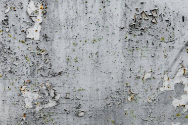 Çatlakları ve çizikleri olan metal bir duvarın dokusu arka plan olarak kullanılabilir.