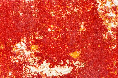 Çatlakları ve çizikleri olan metal bir duvarın dokusu arka plan olarak kullanılabilir.