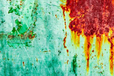 Çatlakları ve çizikleri olan metal bir duvarın dokusu arka plan olarak kullanılabilir.