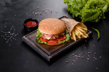 Karanlık bir masada nefis taze ev yapımı hamburger.