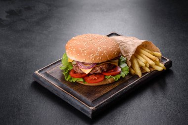 Karanlık bir masada nefis taze ev yapımı hamburger.