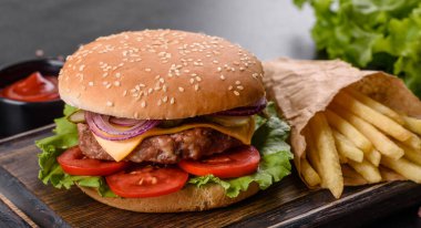 Karanlık bir masada nefis taze ev yapımı hamburger.