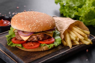 Karanlık bir masada nefis taze ev yapımı hamburger.