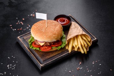 Karanlık bir masada nefis taze ev yapımı hamburger.