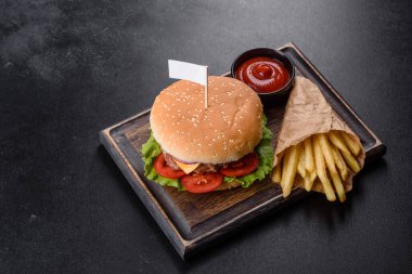 Karanlık bir masada nefis taze ev yapımı hamburger.