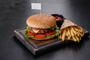 Karanlık bir masada nefis taze ev yapımı hamburger.