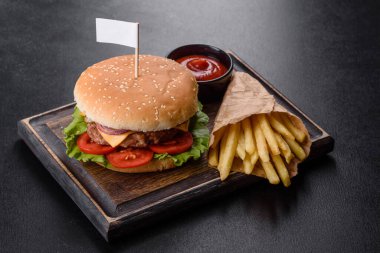 Karanlık bir masada nefis taze ev yapımı hamburger.