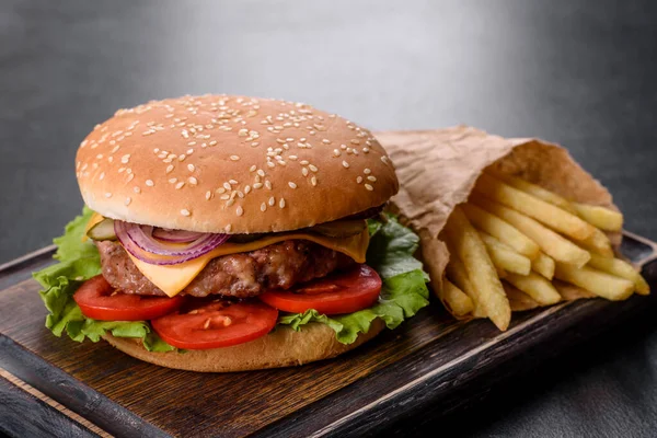 Deliciosa Hamburguesa Casera Fresca Una Mesa Oscura —  Fotos de Stock