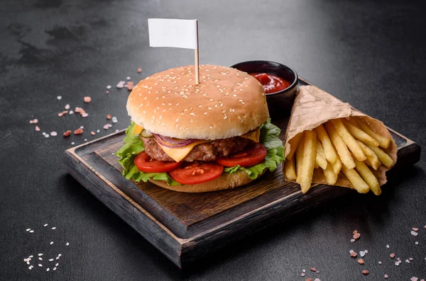 Karanlık bir masada nefis taze ev yapımı hamburger.