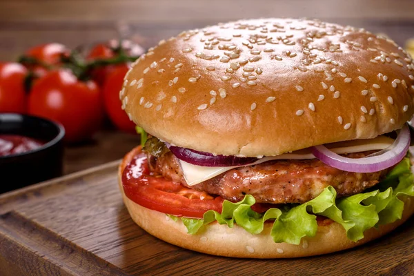 Deliciosa Hamburguesa Casera Fresca Una Mesa Oscura —  Fotos de Stock