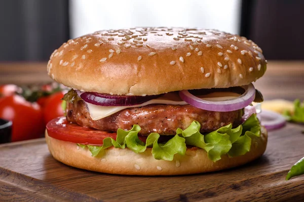 Deliciosa Hamburguesa Casera Fresca Una Mesa Oscura —  Fotos de Stock