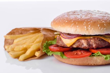 Lezzetli ev yapımı, beyaz üzerine izole edilmiş hamburger.