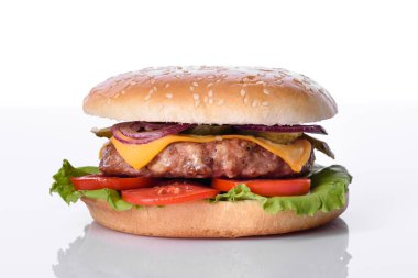 Lezzetli ev yapımı, beyaz üzerine izole edilmiş hamburger.