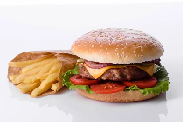 Délicieux Hamburger Frais Fait Maison Isolé Sur Blanc — Photo