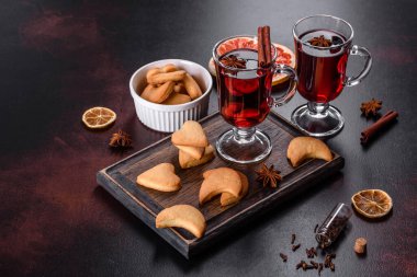 Noel baharatlı kırmızı şarap ve karanlık bir masada meyveler. Geleneksel sıcak içecek Noel zamanı