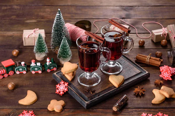 Christmas Mulled Red Wine Spices Fruits Dark Table Traditional Hot — Stock Photo, Image