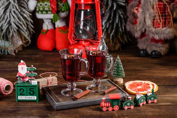 Boże Narodzenie Grzane Czerwone Wino Przyprawami Owocami Ciemnym Stole Tradycyjny — Zdjęcie stockowe