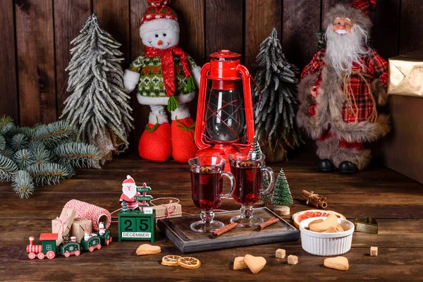 Boże Narodzenie Grzane Czerwone Wino Przyprawami Owocami Ciemnym Stole Tradycyjny — Zdjęcie stockowe