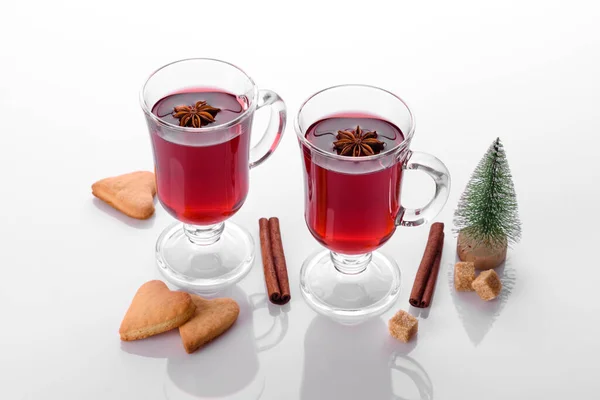 Sıcak Kırmızı Şarap Beyaz Arka Planda Izole Edilmiş Noel Baharatları — Stok fotoğraf