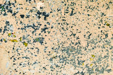 Çatlakları ve çizikleri olan metal bir duvarın dokusu arka plan olarak kullanılabilir.