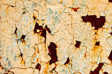 Çatlakları ve çizikleri olan metal bir duvarın dokusu arka plan olarak kullanılabilir.