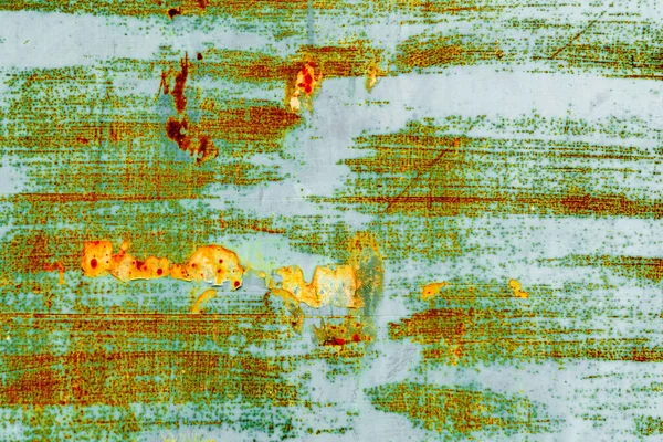 Çatlakları ve çizikleri olan metal bir duvarın dokusu arka plan olarak kullanılabilir.