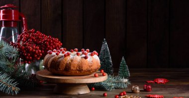 Yaban mersinli Noel pastası, yukarıdan görünüyor.