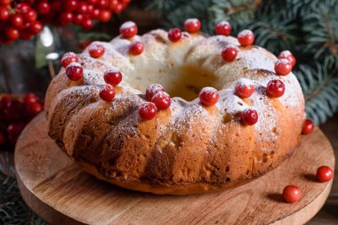 Yaban mersinli Noel pastası, yukarıdan görünüyor.