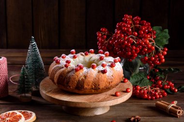Yaban mersinli Noel pastası, yukarıdan görünüyor.