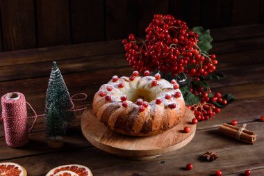 Yaban mersinli Noel pastası, yukarıdan görünüyor.