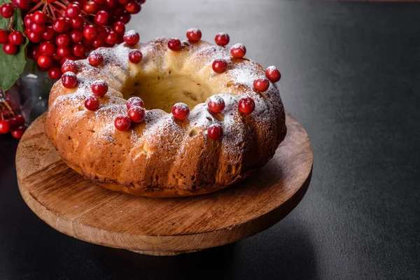 Weihnachten Festliches Pfund Kuchen Mit Preiselbeeren Dekoriert Blick Von Oben — Stockfoto